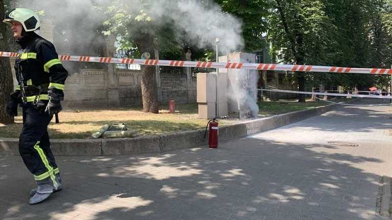 В Киеве возле ОПУ загорелась трансформаторная будка (ФОТО, ВИДЕО)