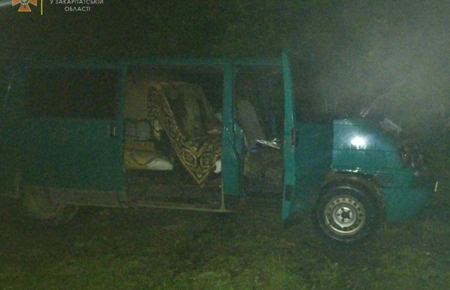 На Закарпатье ночью горел микроавтобус (ФОТО)