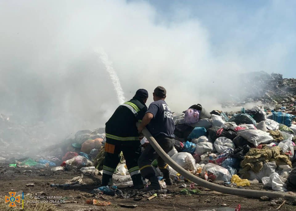 В Одесской области горела свалка: подозревают поджог (ФОТО)