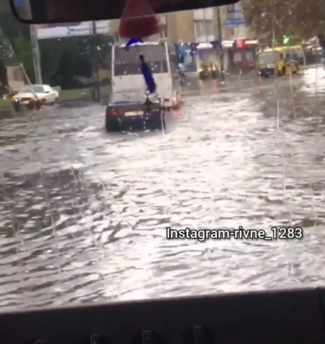 В Ровно из-за непогоды улицы превратились в реки (ВИДЕО)