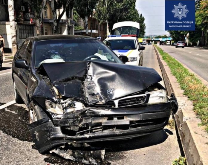 В Запорожье Toyota влетела в припаркованное авто (ФОТО)