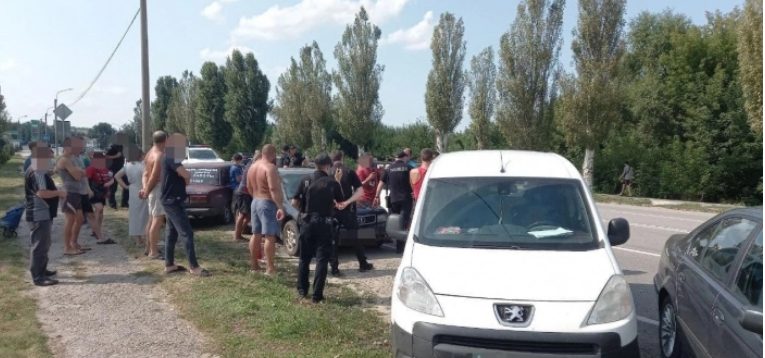 В Запорожской области жители поселка на дороге устроили разборки с полицией (ФОТО)