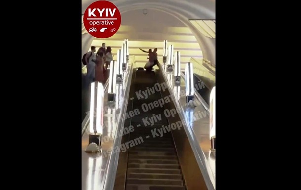 В столичном метро прямо на эскалаторе подрались пьяные пассажиры (ФОТО, ВИДЕО)