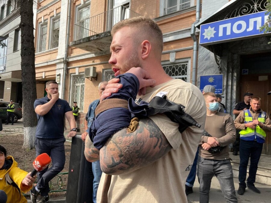 Нет репрессиям: Ветеран АТО порезал вены под зданием полиции в Киеве, его хотят арестовать