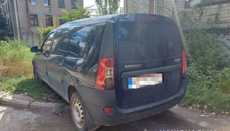 Была открыта дверца: Из Renault в Запорожье вор украл 5000 гривен (ФОТО)