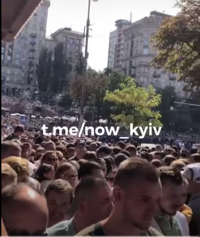 Парад в Киеве: на центральной улице образовалась «пробка» из людей (ВИДЕО)
