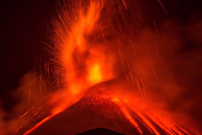 Вулкан Этна выбросил огромный фонтан лавы (ФОТО)