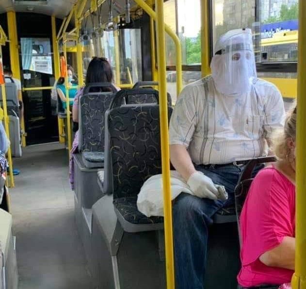 В столичном троллейбус увидели пассажира в маске «ку-клукс-клана» (ФОТО)