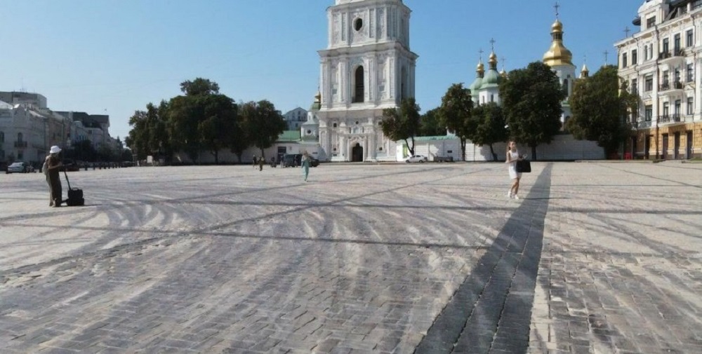 Дрифт Red Bull: брусчатку на Софийской площади отмыть не смогли (ФОТО)