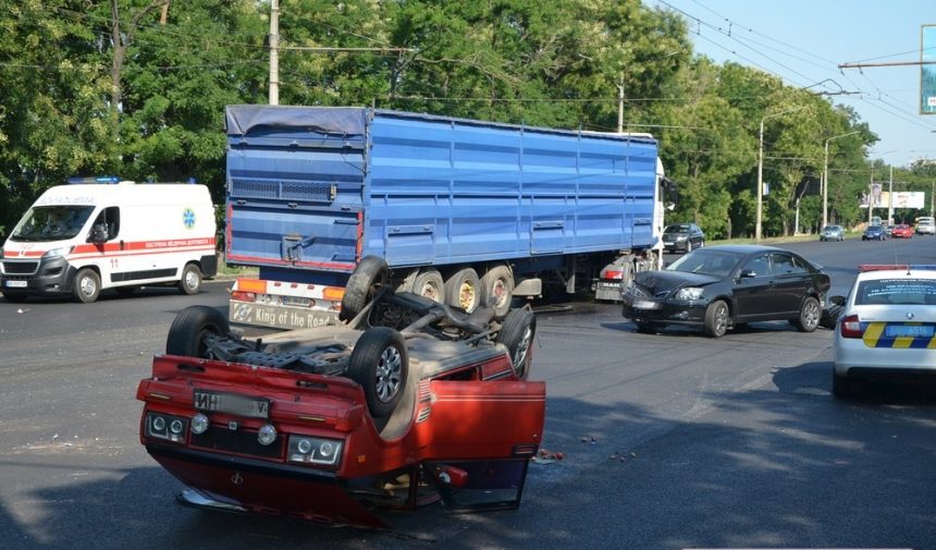 В Николаеве столкнулись сразу четыре авто: 2 пострадавших (ФОТО)