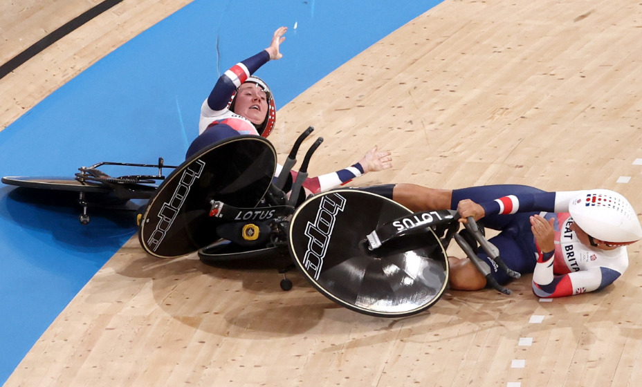 На Олимпиаде британские велосипедистки столкнулись лбами, празднуя успех (ВИДЕО)