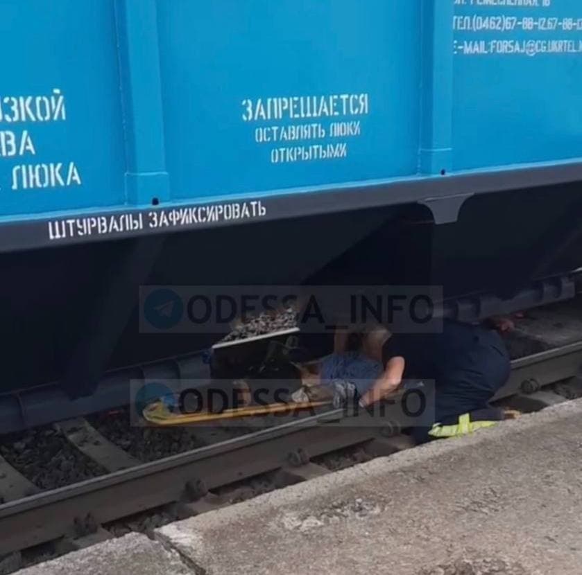 Под Одессой военный погиб под колесами поезда