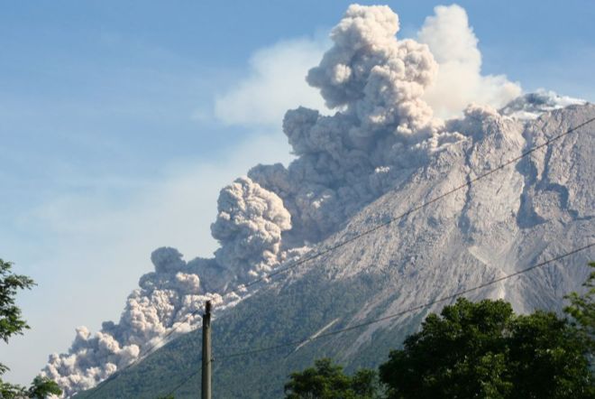 В Индонезии вулкан выбросил столб пепла на более 3 километра (ФОТО, ВИДЕО)