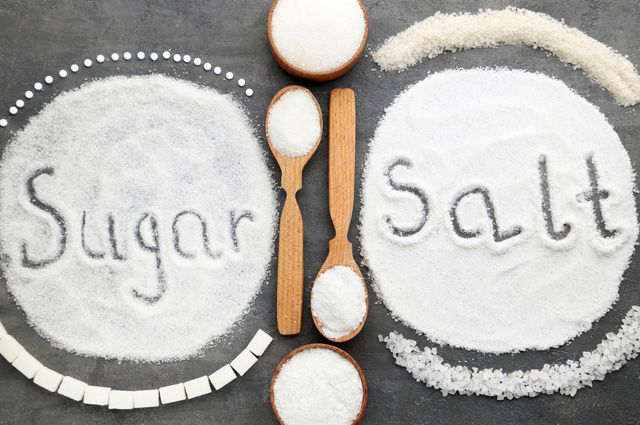 Врачи рассказали, как уменьшить потребление соли и сахара без риска для здоровья