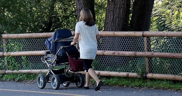 «Яжемать года»: В Харькове дама с коляской не спеша гуляла по оживленной дороге (ВИДЕО)