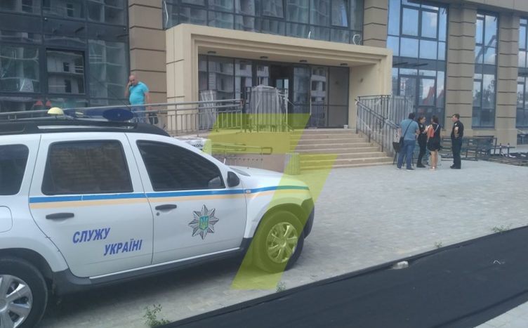 При падении с высоты в Одессе погибли двое установщиков кондиционеров