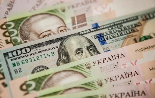 В украинских обменниках наличная гривна ослабела по отношению к доллару