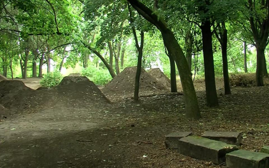 В Ровно молодежь использовала еврейские надгробия для забав (ВИДЕО)