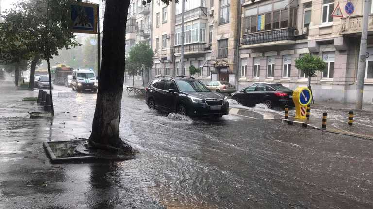 На Киев надвинулась гроза: столицу затопило, непогода валит деревья (ВИДЕО)