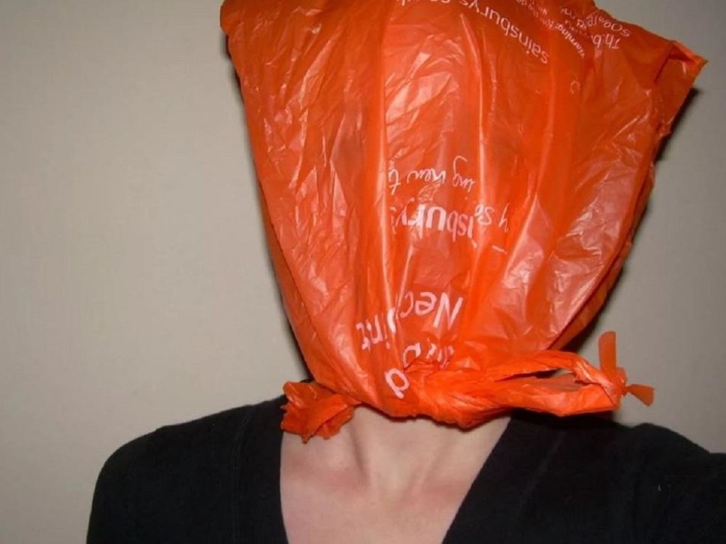 В Запорожье женщина вместо маски надела на голову пакет (ВИДЕО)