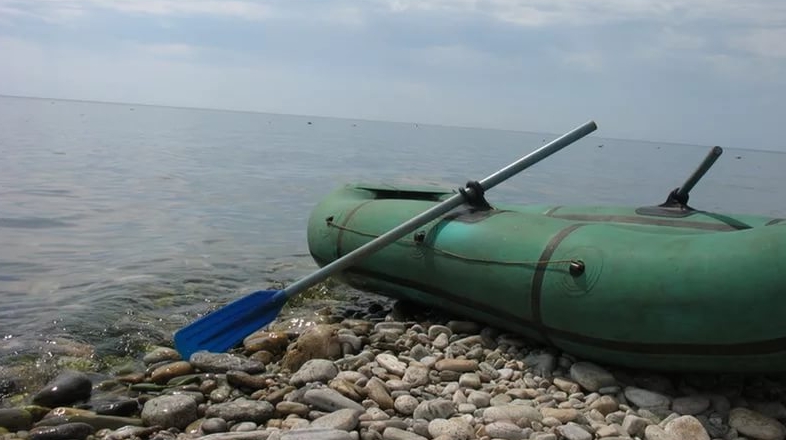 В Азовском море унесло лодку с отдыхающими
