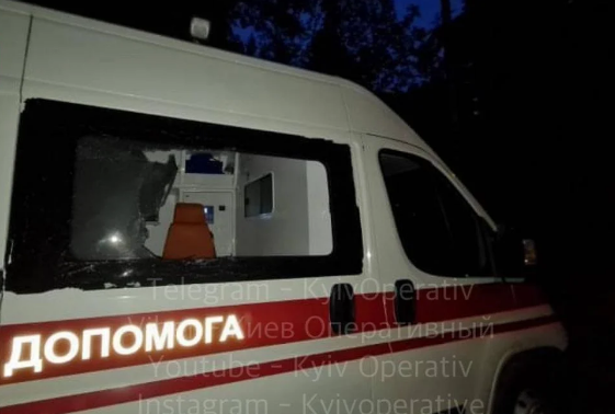 Мужчина с кинжалом в Киеве напал на бригаду скорой помощи (ФОТО)