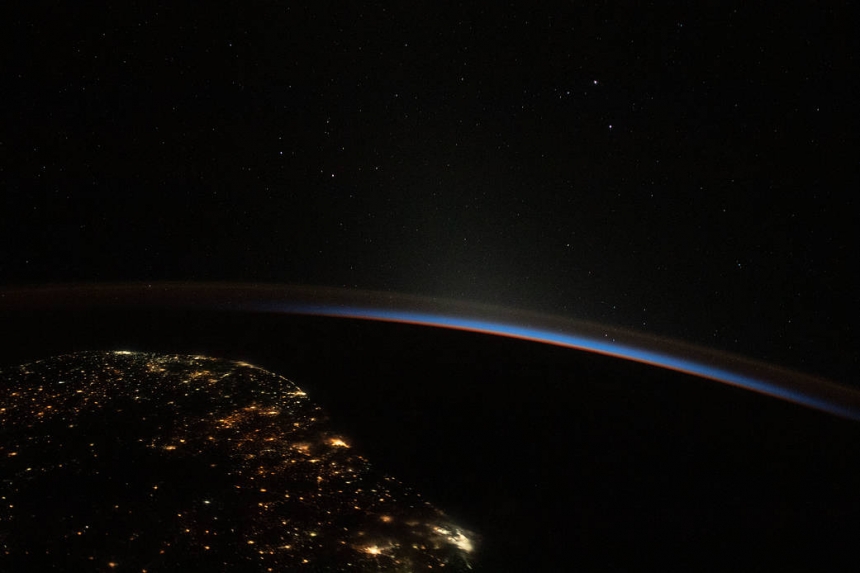 В NASA показали снимок Земли во время смены дня и ночи (ФОТО)