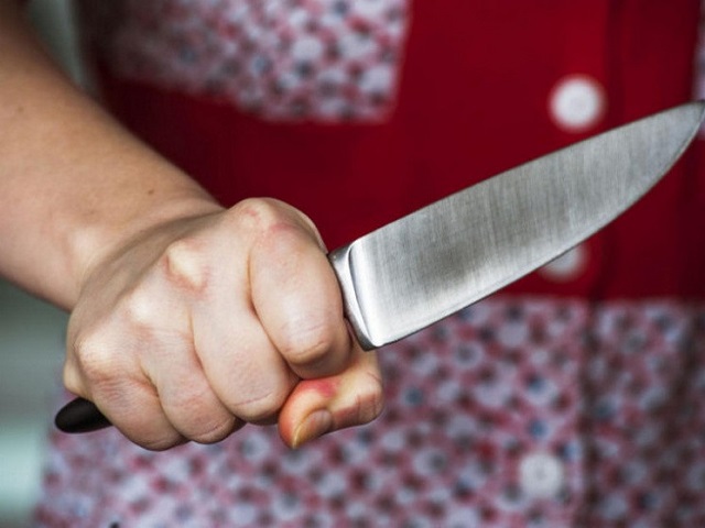 В Запорожской области пьяная женщина ударила себя ножом в грудь