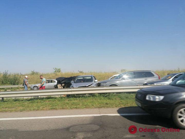 Несколько авто столкнулись на трассе Киев-Одесса: пробка (ФОТО)