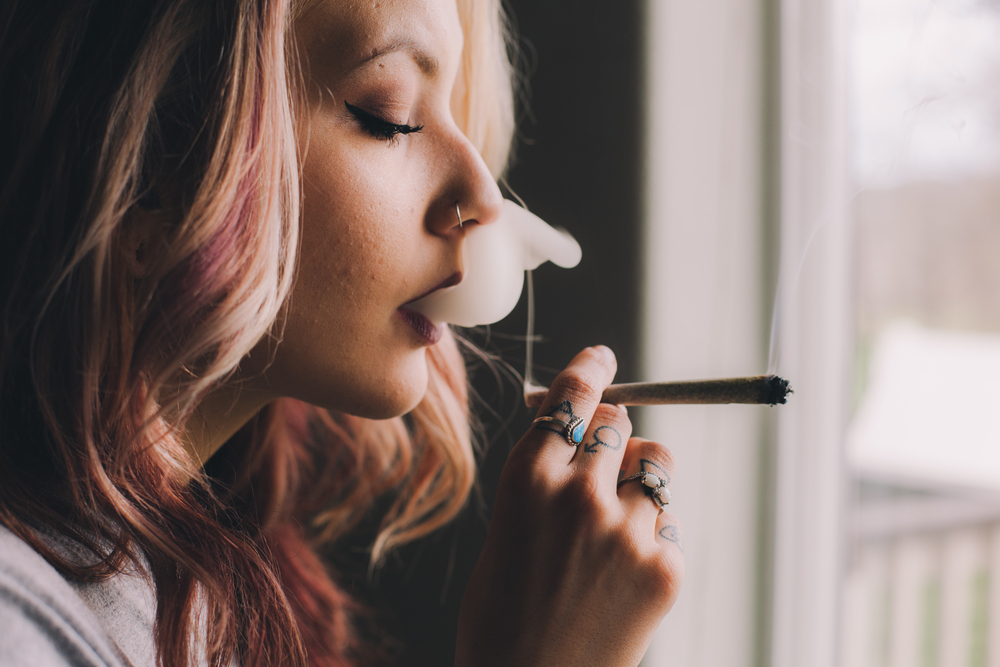 Ученые доказали, что женщинам тяжелее бросить курить, чем мужчинам
