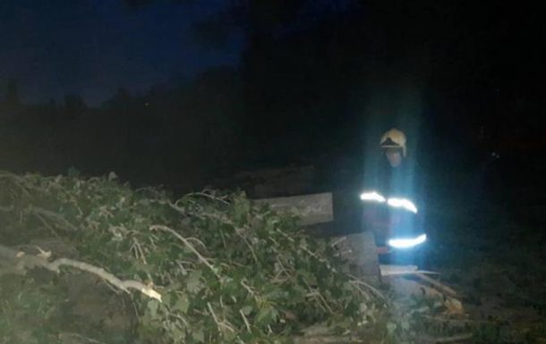 В Виннице ураганом сорвало крыши домов, пострадала женщина (ФОТО, ВИДЕО)