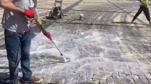 После дрифта Red Bull брусчатку отмывали волонтеры (ФОТО, ВИДЕО)