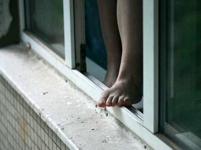 В Харькове годовалая девочка выпала из окна