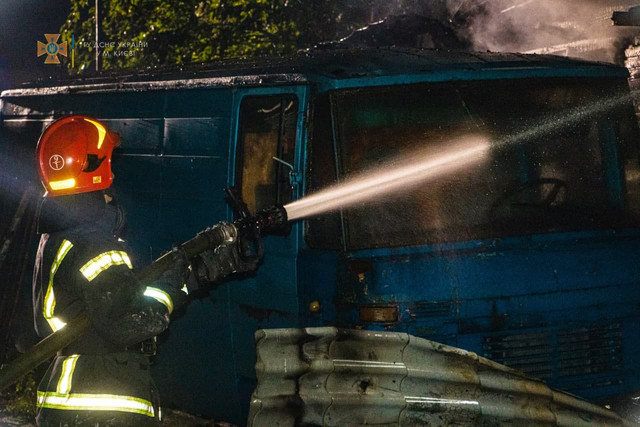 В Киеве спасли мужчину во время пожара в частном доме (ФОТО)