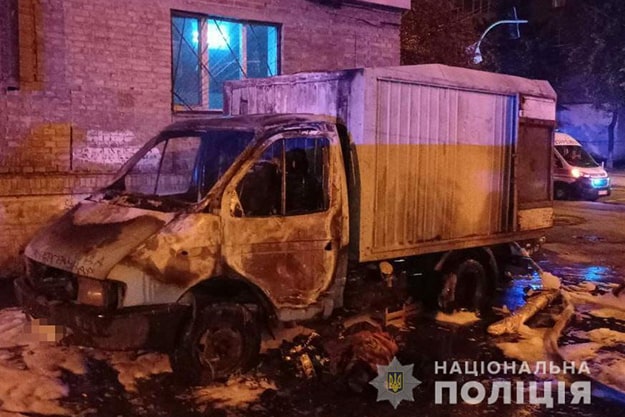 В Киеве парень поджег фруктовый фургон (ФОТО)