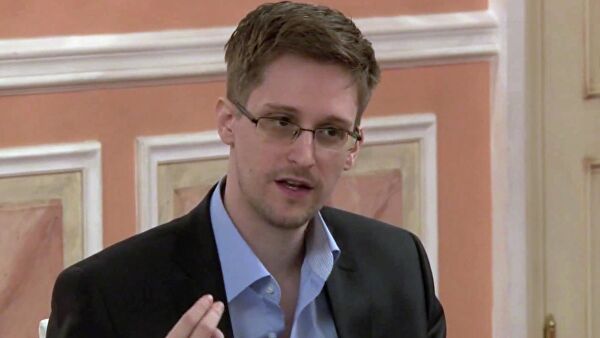 За нами следят: Эдвард Сноуден рассказал о нюансах iPhone