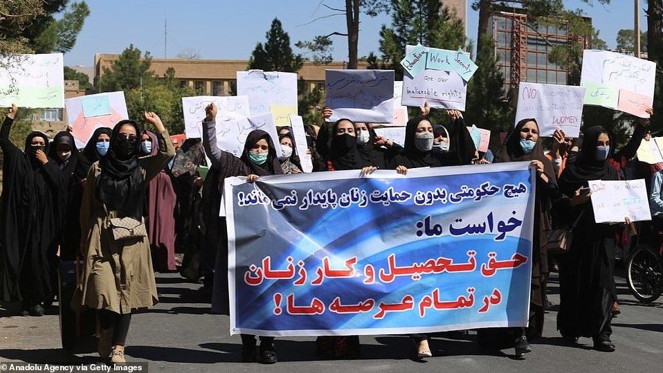 В Афганистане женщины вышли на протест за свои права: их разогнали газом (ВИДЕО)