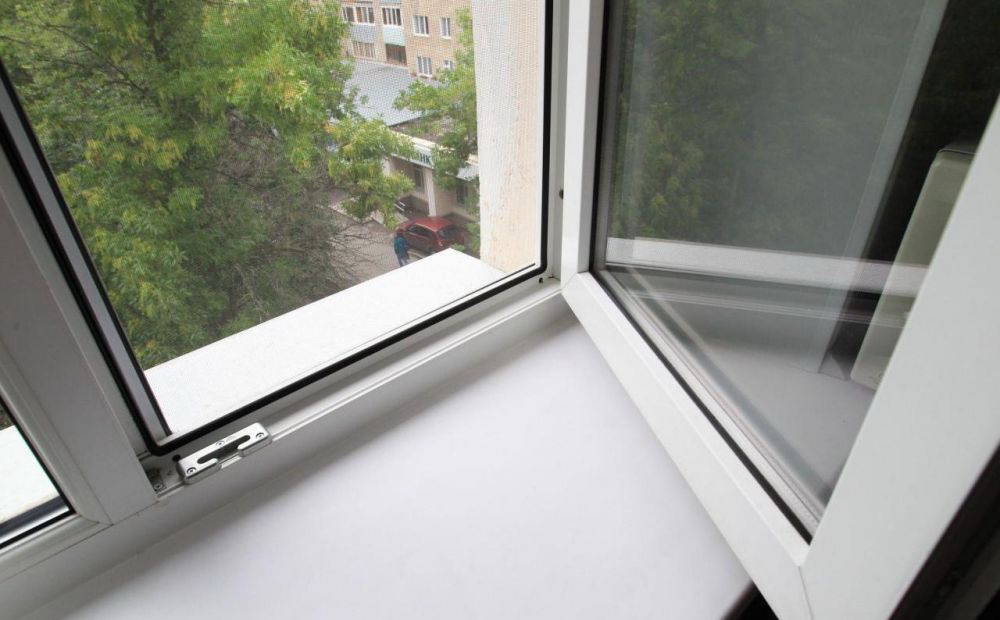 В Житомире женщина решила совершить суицид, но передумала и застряла на 10 этаже (ВИДЕО)