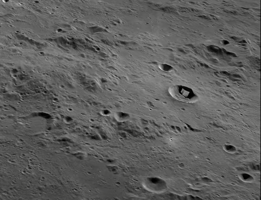Уфолог обнаружил двухкилометровую металлическую конструкцию на Луне (ВИДЕО)