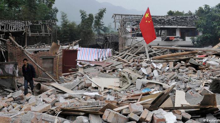 Землетрясение в Китае: разрушены десятки зданий, погибли два человека (ВИДЕО)