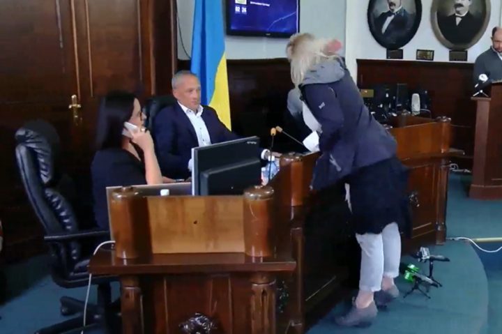 Неизвестная женщина пыталась избить мэра Черновцов (ФОТО)