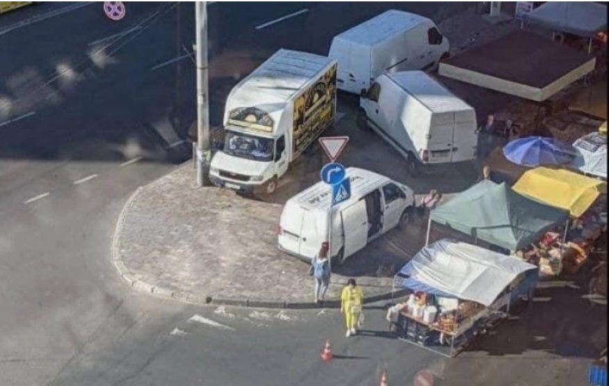 На Березняках в Киеве владельцы авто превратили тротуар в «паркинг» (ФОТО)