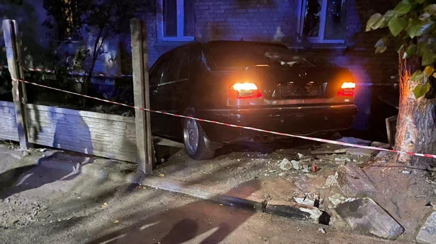 В Днепре водитель Mercedes после столкновения с Mitsubishi сбил пешеходов и снес светофор (ФОТО, ВИДЕО) 