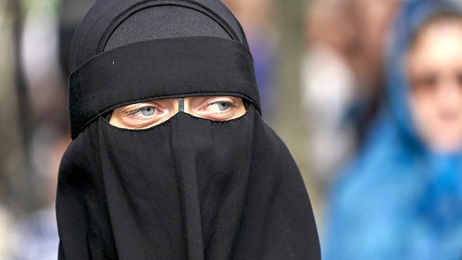 «Талибан» обязал женщин носить никаб в учебных заведениях