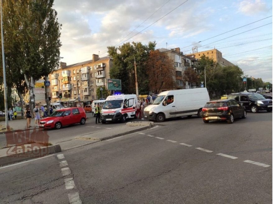 В Запорожье на перекрестке столкнулись Opel и микроавтобус Renault (ФОТО, ВИДЕО)