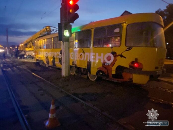 Пожилая женщина погибла под колесами трамвая в Одессе
