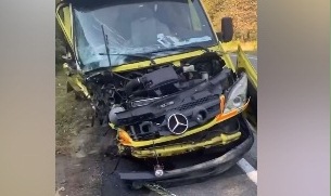 Под Харьковом BMW врезался в эвакуатор и вылетел с трассы в дерево (ФОТО)