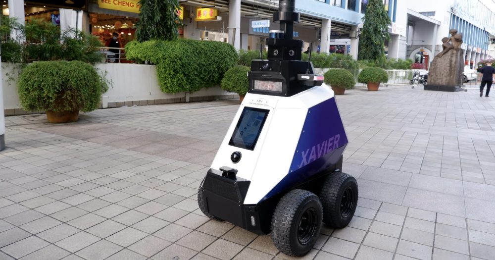 В Сингапуре роботы начали следить за правопорядком (ФОТО)