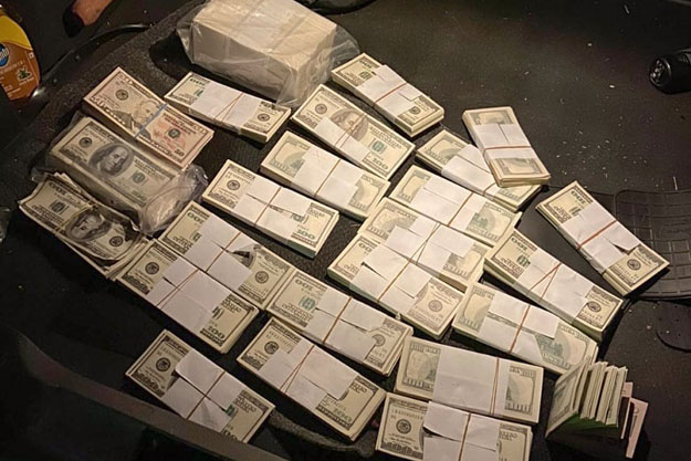 В Киеве дуэт мошенников пытались сбыть 240 тысяч фальшивых долларов (ФОТО)