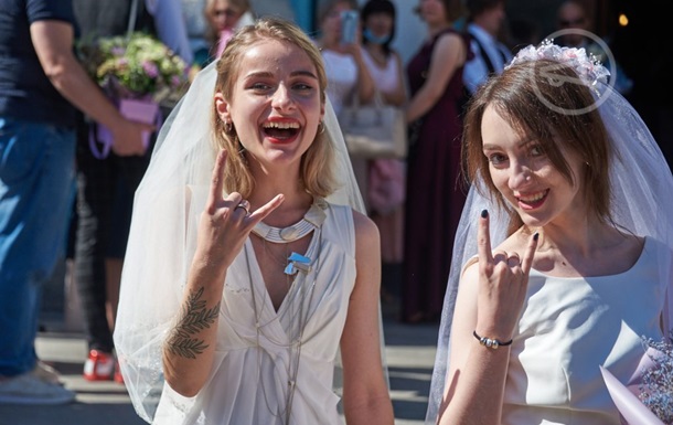 В Харькове две девушки демонстративно «поженились» (ФОТО, ВИДЕО)